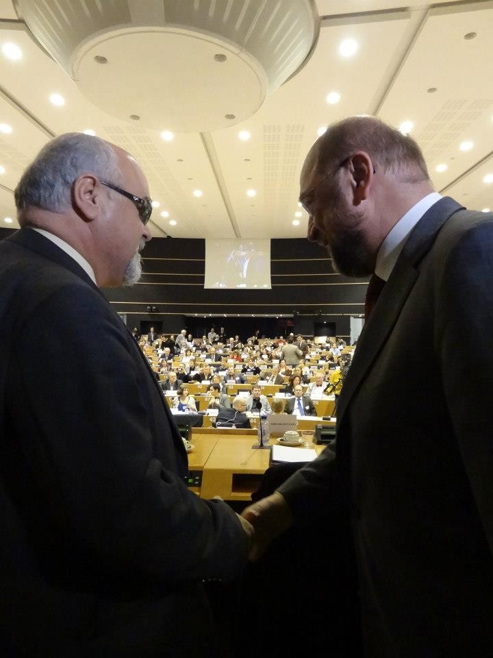 Ο Πρόεδρος του Ευρωπαϊκού Κοινοβουλίου Martin Schulz και ο πρόεδρος της ΕΣΑμεΑ και του EDF (European Disability Forum) Ιωάννης Βαρδακαστάνης