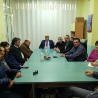 Ο Ι.  Βαρδακαστάνης με τον κ. Ζουμπουλίδη, τον Ι. Λυμβαίο και μέλη του Συλλόγου σε συνάντηση στα γραφεία του συλλόγου