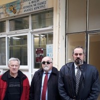 Ο Ι. Βαρδακαστάνης με τον Πρόεδρο του Συλλόγου Γονέων και Κηδεμόνων και Φίλων ΑμεΑ Κέρκυρας Σπ. Ζουμπουλίδη και τον Γεν. Γραμματέα της ΕΣΑμεΑ Ι. Λυμβαίο