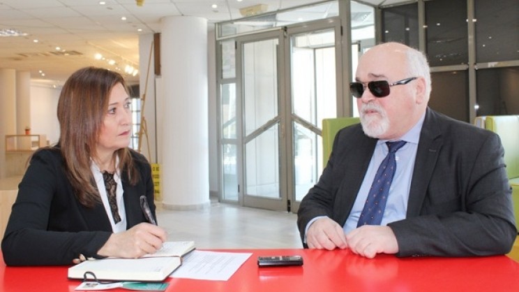 Ο Ι. Βαρδακαστάνης με τη δημοσιογράφο της "Ε" Λένα Κισσάβου