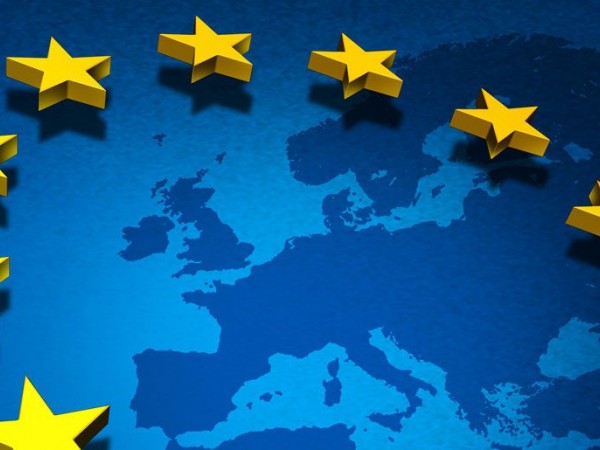 Μπλε χάρτης της Ευρώπης με τα αστέρια της ΕΕ