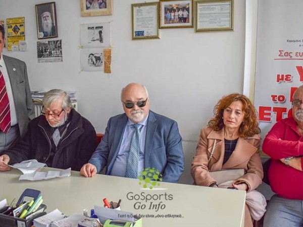 Ο Ι. Βαρδακαστάνης με μέλη του Σωματείου ΑμεΑ Πρέβεζας "Η Ελπίδα"