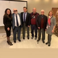 Ο Ι. Βαρδακαστάνης με εκπροσώπους του αναπηρικού κινήματος μετά την εκδήλωση