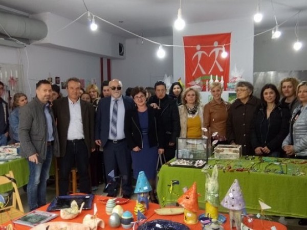Ο Ι. Βαρδακαστάνης με τη Βάσω Παναγοπούλου και τους συνεργάτες της