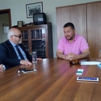 Ο Ι. Βαρδακαστάνης με τον Πρόεδρο του Εργατικού Κέντρου Βόλου, Αθ. Παπαδημόπουλο και το γραμματέα του Εργατικού Κέντρου Βόλου, Δημ. Βασιλείου