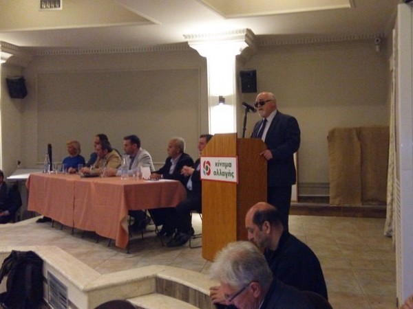 Ο Ι. Βαρδακαστάνης κατά τη διάρκεια της ομιλίας του στα Τρίκαλα
