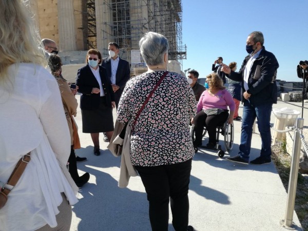 Στιγμιότυπο από την επίσκεψη στελεχών της ΕΣΑμεΑ στην Ακρόπολη με την Υπουργό Πολιτισμού Λίνα Μενδώνη