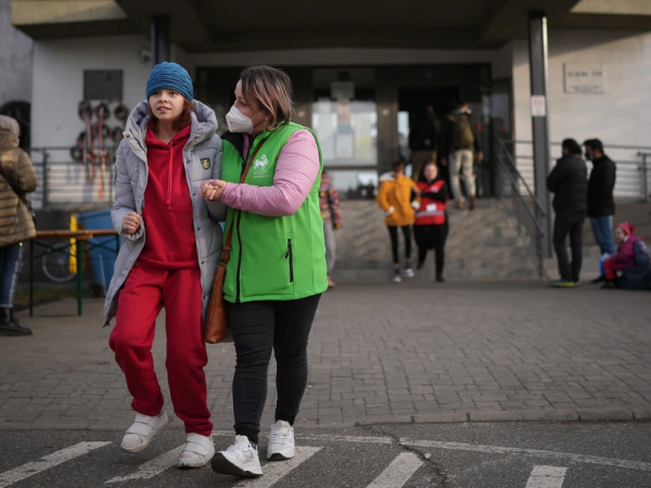 Ουκρανοί πρόσφυγες με αναπηρία βοηθιούνται από τους φροντιστές τους στην ουγγρική συνοριακή πόλη Zahony