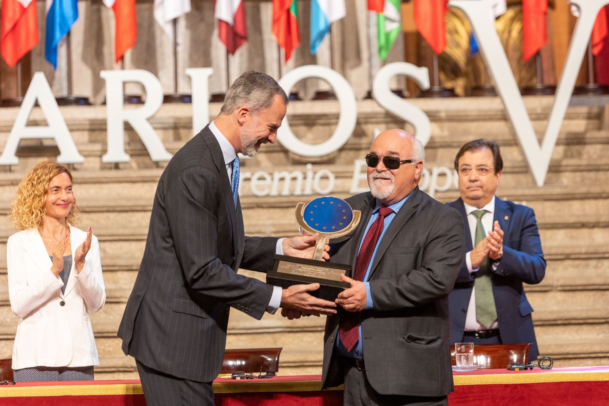Στιγμιότυπο από την παραλαβή του βραβείου Carlos V από τον Ι. Βαρδακαστάνη